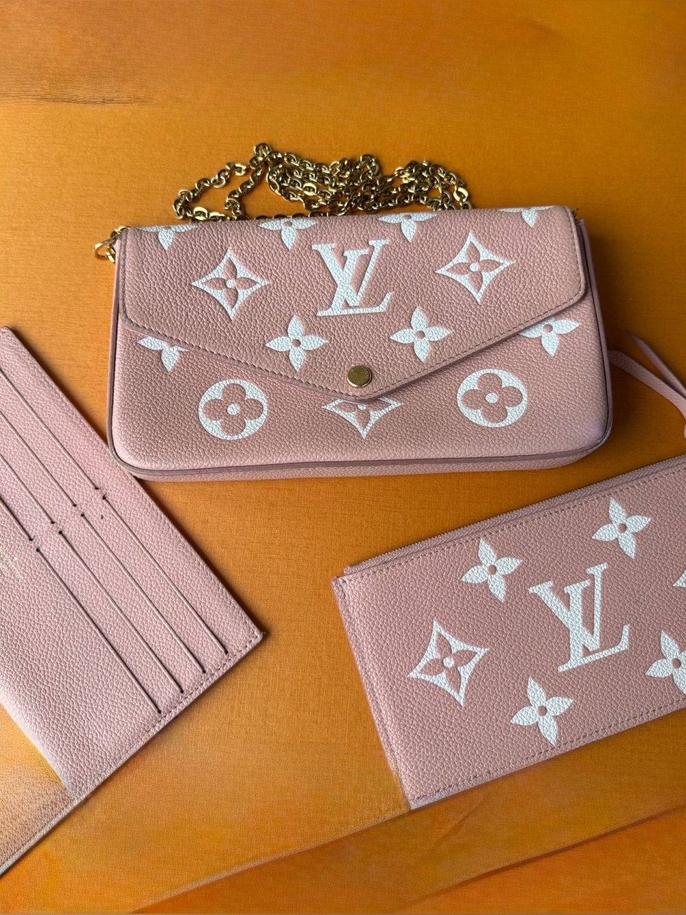 🌹Louis Vuitton Rose Trianon Giant
Monogram Empreinte Felicie
Pochette Crossbody